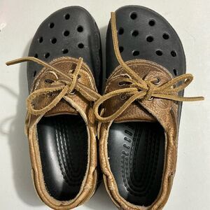 Crocs Black and Brown Shoes unisex size M7 L9